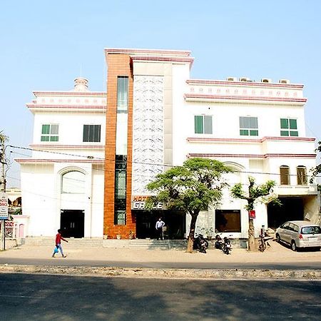 Grace Hotel Karnal Ngoại thất bức ảnh